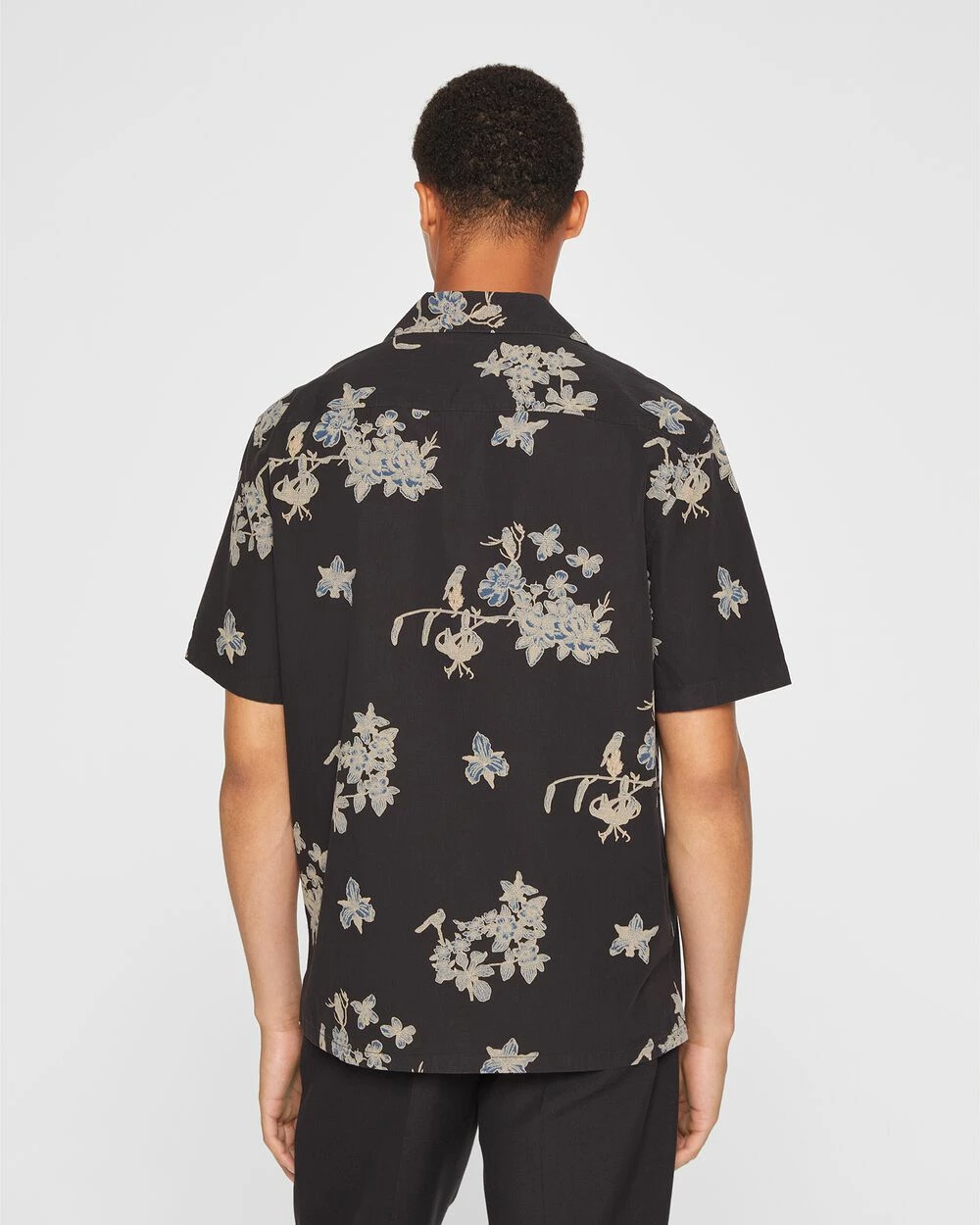 Outlet ๐งจ Club Monaco Men Short Sleeve Floral Toile Camp Collar ๐ Shirt Caviar ๐ 4 Outlet ๐งจ Club Monaco Men Short Sleeve Floral Toile Camp Collar ๐ Shirt Caviar ๐ - Image 2